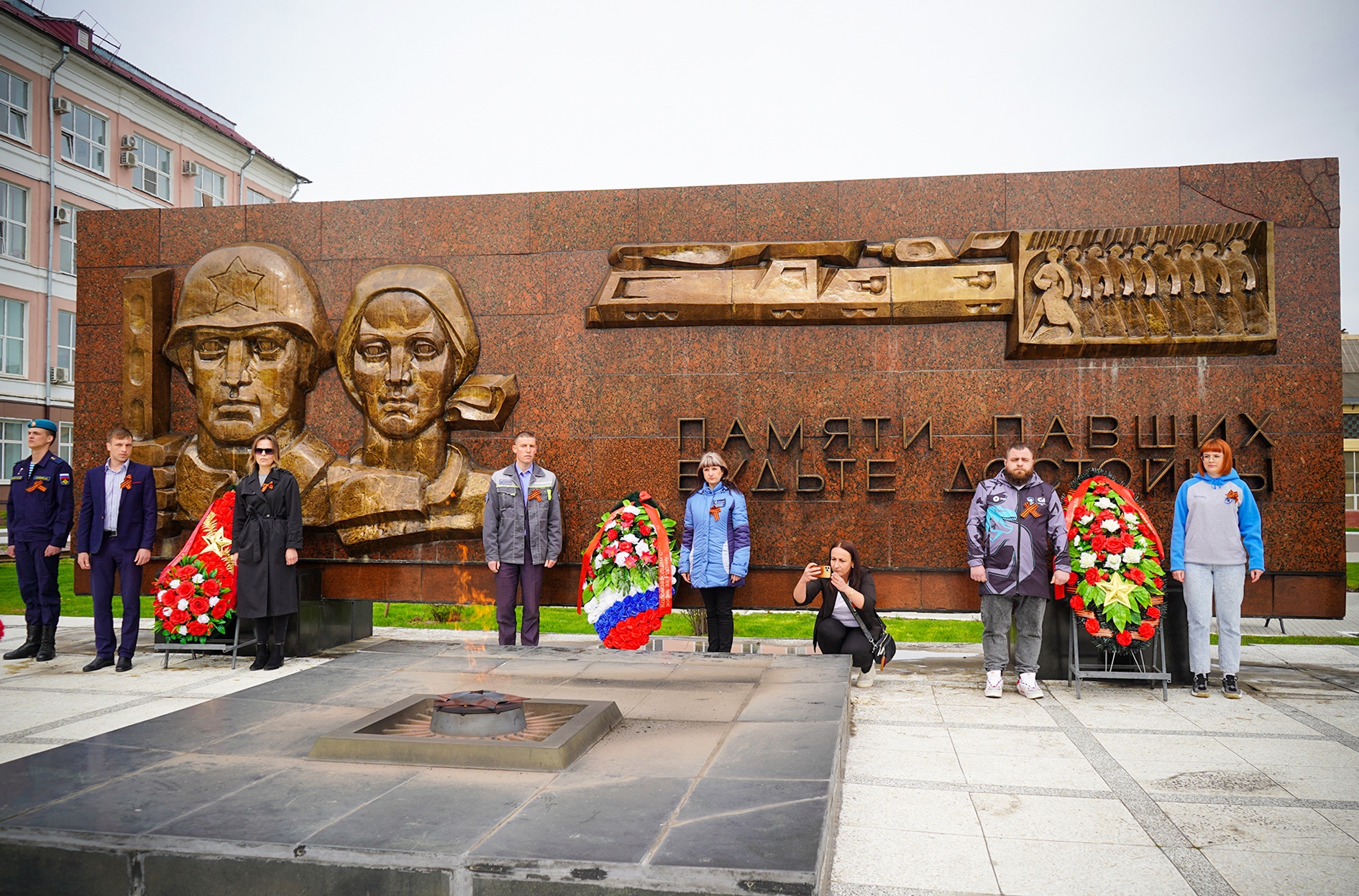 Сегодня 5 мая. Мемориальный комплекс памяти жертв репрессий в Ташкенте. Заводской мемориал МКК Ялуторовск. Центральная площадь Коломны напротив администрации.