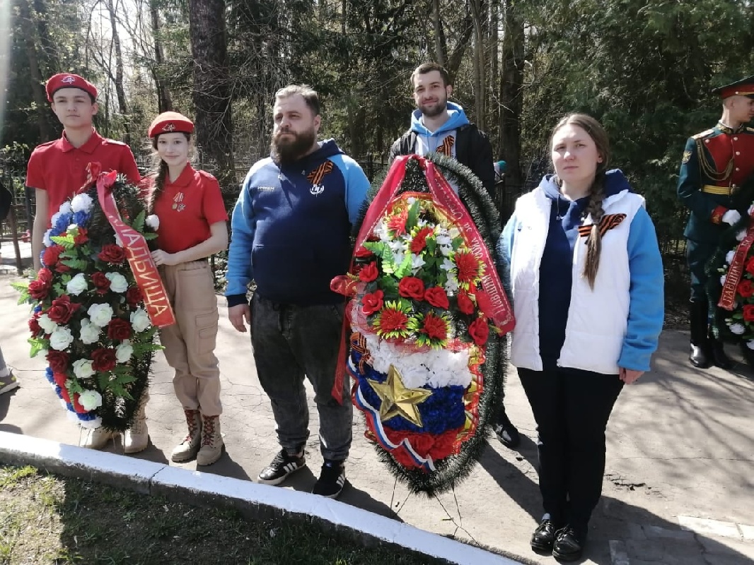 Представители Коломенского завода совместно с советом ветеранов предприятия приняли участие в митинге памяти на территории Старого кладбища Коломны